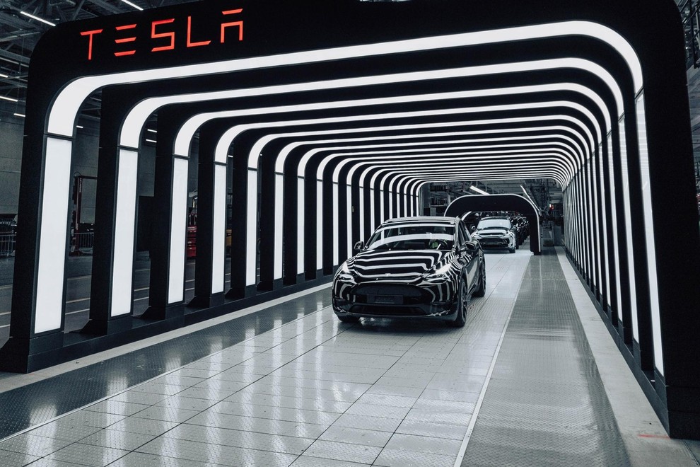 Tesla je zaradi boljšega nadzora nad proizvodnjo baterij in manjšega vpliva morebitnih zastojev pri dobavah postavila lastno proizvodno linijo za baterije.