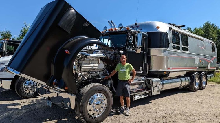 Ta ameriški tovornjakar je svojo pošast spremenil v prostorni dom na šestih kolesih (foto: YouTube)