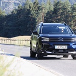 Ta hibrid je še vedno tudi udoben potovalnik (z zmernimi voznikovimi zahtevami), čeravno bo e-stroj gnal avto le kakšnih 40 kilometrov. (foto: Aleksandra Saša Prelesnik)