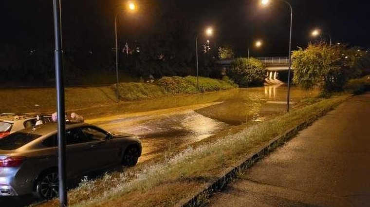 Dež znova povzroča težave, te ceste so zaradi poplav neprevozne (foto: STA)