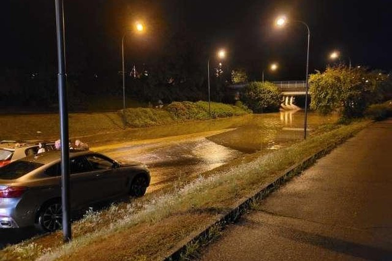 Dež znova povzroča težave, te ceste so zaradi poplav neprevozne (foto: STA)