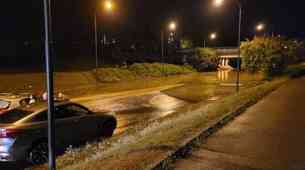 Dež znova povzroča težave, te ceste so zaradi poplav neprevozne