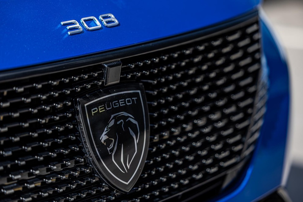 Osvežen Peugeotov logotip, zdaj v minimalistični in grafično bogatejši podobi.