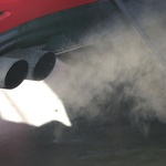 Ko motor nima več moči in iz izpušne cevi prihaja modrikasto siv dim, je že prepozno (foto: ADAC)