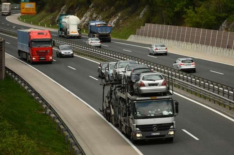 Statistika: toliko več tovora so slovenski tovornjaki prevozili v drugem četrtletju leta - a na krajši razdalji (foto: STA)