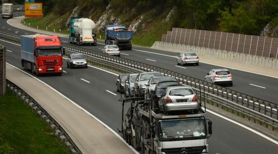 Statistika: toliko več tovora so slovenski tovornjaki prevozili v drugem četrtletju leta - a na krajši razdalji (foto: STA)