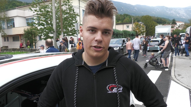 Gašper Kos (18 let) - Gašper Kos podobno kot Dovjak spada med tiste mlade fante, ki so v avtošport vstopili …