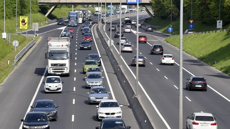 Ali veste v kateri slovenski regiji imajo največ avtomobilov na prebivalca? To so podatki ...