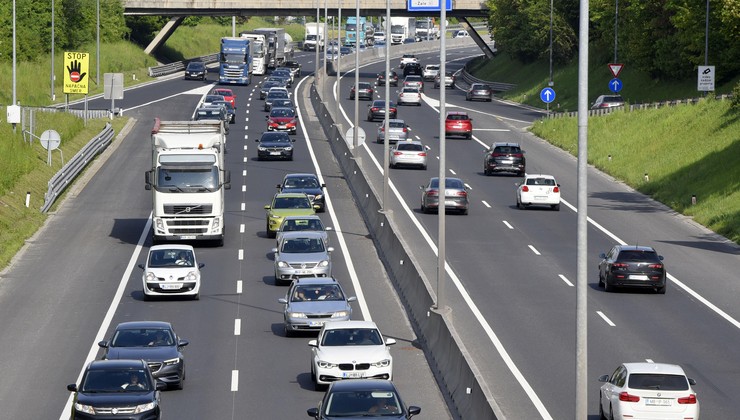 Ali veste v kateri slovenski regiji imajo največ avtomobilov na prebivalca? To so podatki ...