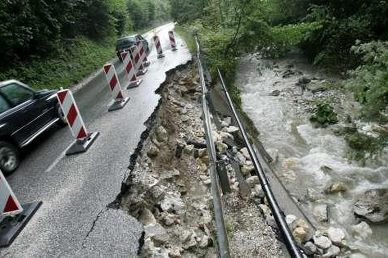 Ena ključnih cest v osrednji Sloveniji ostaja zaprta še vsaj pol leta, rešitve še ni (foto: STA)
