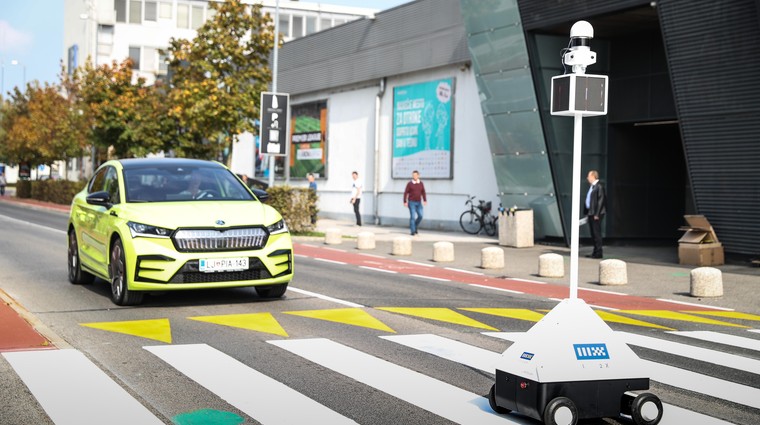 Najbolj varno čez cesto v BTC; ljubljansko podjetje predstavilo novost, ki utegne nadomestiti semaforje in policiste (foto: Aljoša Rebolj)