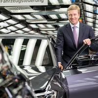 Začrtal je BMW-jevo prihodnost, danes pa je, po 35 letih pri znamki, njegov zadnji delovni dan. Preverite, kdo ga bo nadomestil jutri