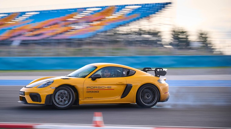 Končno smo zapeljali Caymana z motorjem, ki parira 911 GT3 (foto: Porsche)