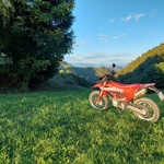 Pravi motocikel za zabavo, rekreacijo, pa tudi resne avanture; to dokazuje tudi njegov 'dvojnik' zvenečega imena (foto: Matjaž Tomažič)
