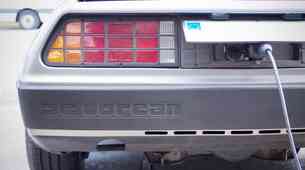 Ta ikonični DeLorean se bo po zaslugi slovenskega podjetja v prihodnosti vozil povsem drugače