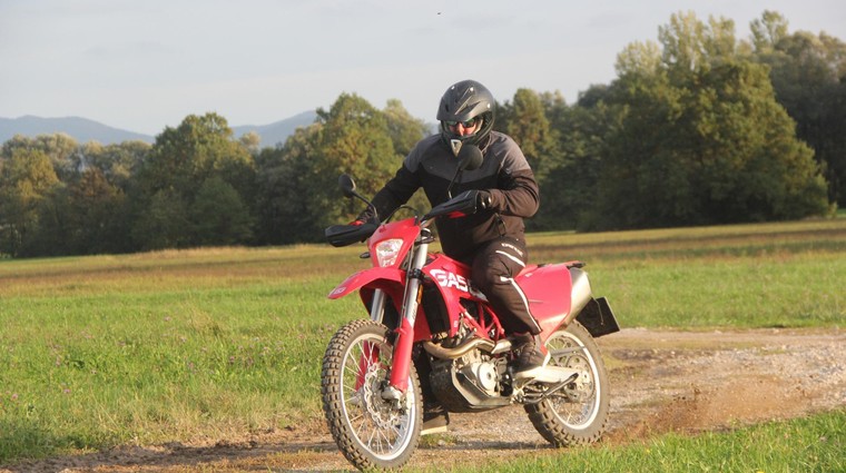 Pravi motocikel za zabavo, rekreacijo, pa tudi resne avanture; to dokazuje tudi njegov 'dvojnik' zvenečega imena (foto: Slavko Petrovčič)