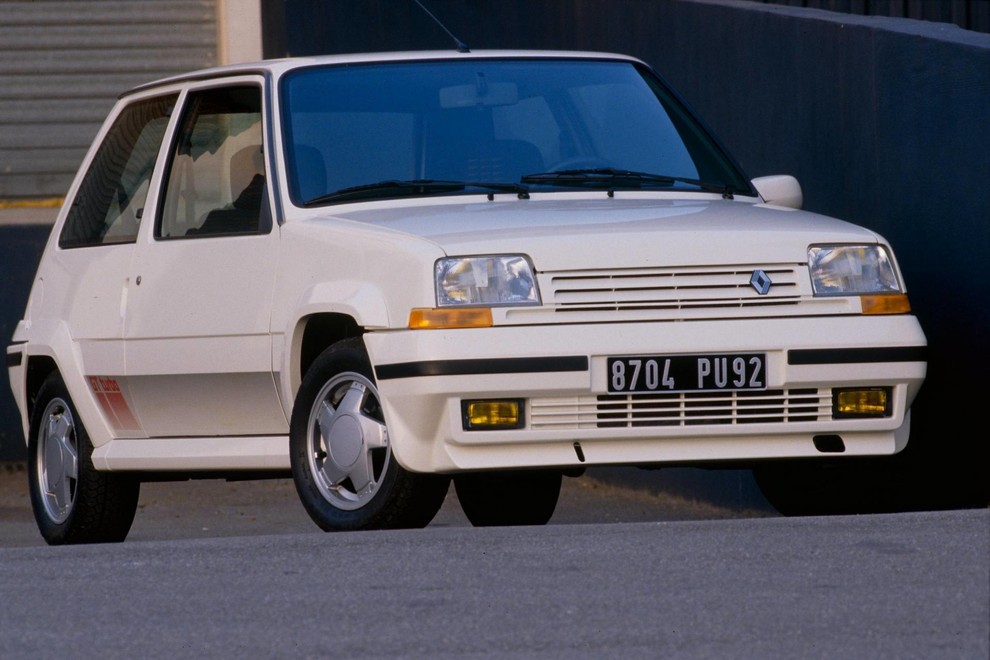 Renault 5 GT Turbo je konec osemdesetih in v začetku devetdesetih let veljal za hiter avtomobil, vseeno pa s svojimi 120 serijskimi »konji« ni bil več predstavnik najzmogljivejših. Pri nas je model zaslovel po tem, da skorajda ni bilo mogoče najti »nekaramboliranega«.