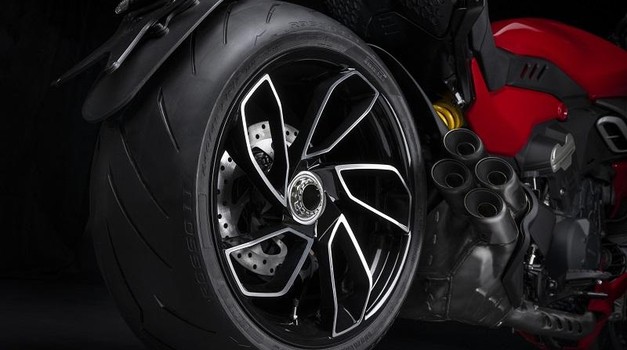 Ducati Diavel je dobil nov motor. Le kaj se skriva za štirimi izpušnimi lonci? (foto: ducati)