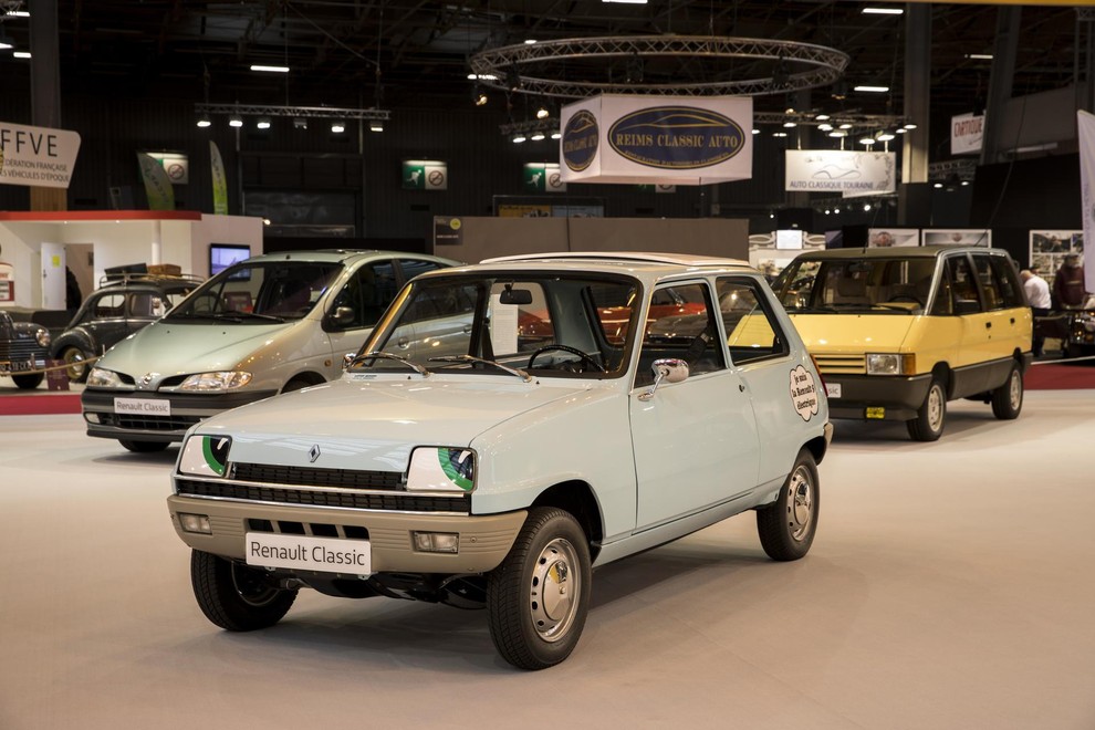 Renault 5 Electric – Renault je s petko zaoral tudi v svet električnih avtomobilov. No, Renault jih je sam leta 1973 izdelal samo sedem, leta 1979 pa so jih nekaj izdelali tudi v Kanadi. Največja hitrost je znašala 80 kilometrov na uro, doseg pa 110 kilometrov. Vsaj doseg je podoben tistemu iz današnjega Twinga, je pa res, da je namesto zadnjih sedežev v kabini ogromen in težak baterijski sklop.