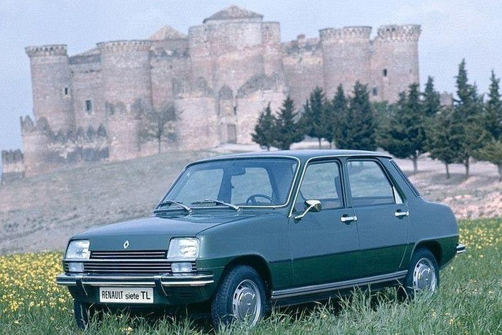 Renault 7 so izdelovali v Španiji, limuzinski zadek pa je bil bistveno bolj skladen s preostalo podobo avtomobila, kot je bil pozneje pri Cliu/Thaliji.