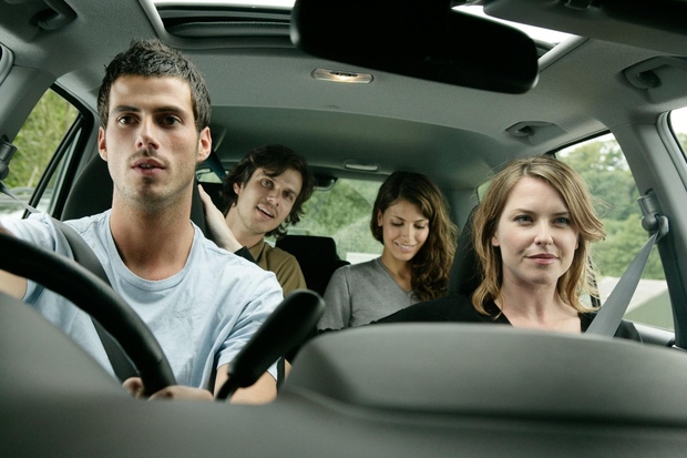 Vožnja s sopotnikom Raziskave kažejo, da so (z izjemo najstniških voznikov) prometne nesreče statistično manj verjetne, če vam družbo dela …