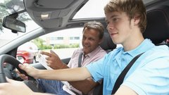 Strokovnjaki varne vožnje ugotavljajo, da so mladi, ki lahko po zaključenem usposabljanju avtomobil dve leti vozijo s spremljevalcem, bolj varni vozniki.