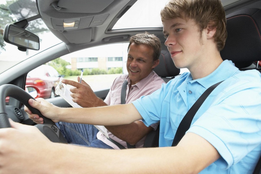 Strokovnjaki varne vožnje ugotavljajo, da so mladi, ki lahko po zaključenem usposabljanju avtomobil dve leti vozijo s spremljevalcem, bolj varni vozniki.