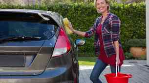 Kako si lahko pri čiščenju avtomobila pomagate z vodko? Ali pa Coca-Colo?