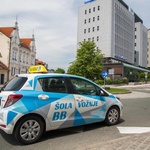 Nove oblike mobilnosti so pomemben razlog, da mladostniki pred slovenskimi avtošolami ne stojijo v vrsti. (foto: Profimedia)
