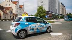 Nove oblike mobilnosti so pomemben razlog, da mladostniki pred slovenskimi avtošolami ne stojijo v vrsti.