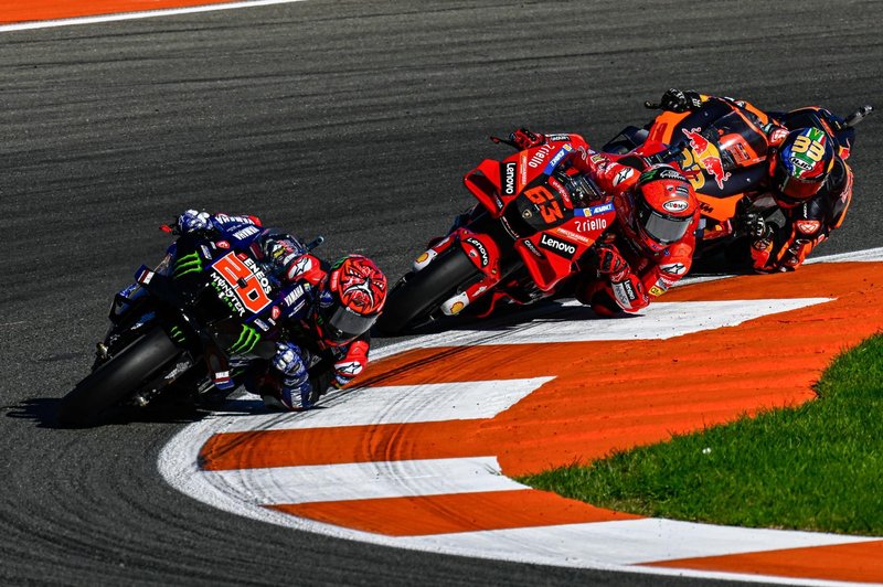 Kdor na dirkaški asfalt ne nasloni komolca, pač v razredu MotoGP v teh časih nima kaj iskati. (foto: Dorna)