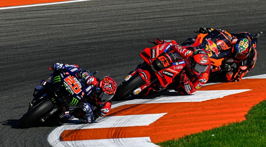 Kdor na dirkaški asfalt ne nasloni komolca, pač v razredu MotoGP v teh časih nima kaj iskati. (foto: Dorna)