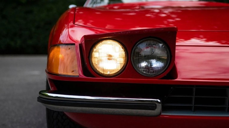 Ferrarijev avtomobilski lepotec z zvezdniškimi lastniki išče novi dom, a ob ceni vas bo vrglo na zadnjico (foto: RM Sotheby’s)