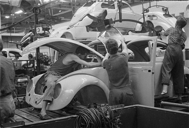 Originalni hrošč je vozilo z najdaljšo proizvodnjo v zgodovini avtomobilizma Proizvodnja legendarnega VW vozila je potekala med letoma 1938 in …