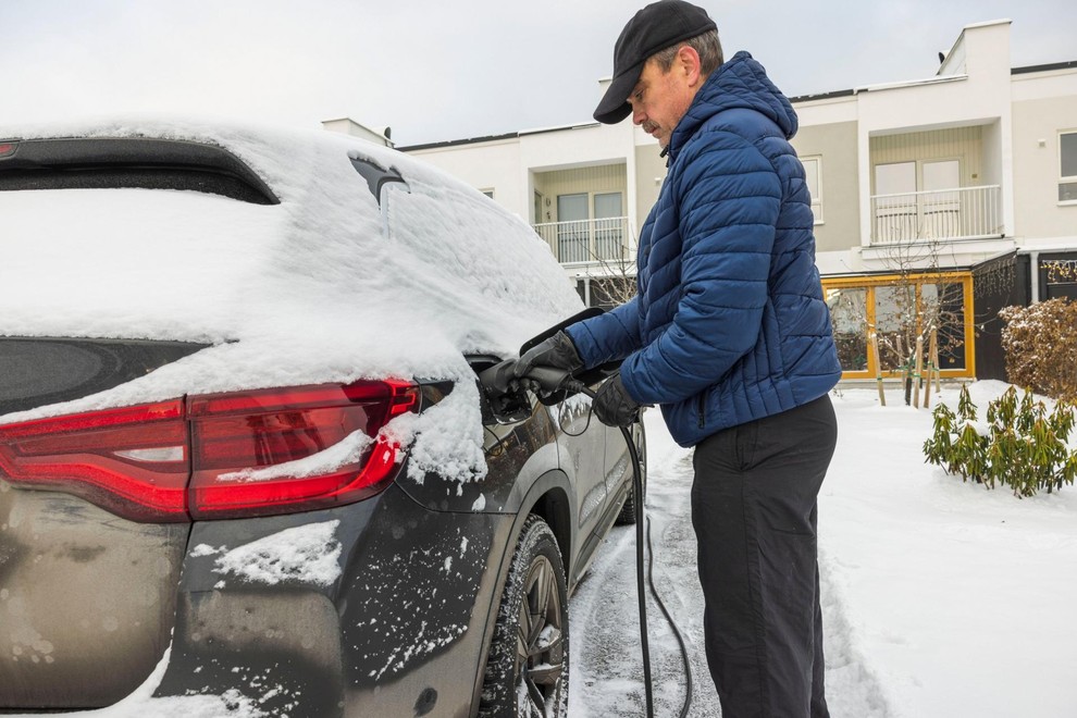 Čeprav so baterije za električna vozila pod velikim stresom zaradi hladnega vremena, ni dokazov, da prenehajo delovati pri ekstremno nizkih temperaturah. Kljub temu vožnja z električnim vozilom, ko je baterija hladna, ni priporočljiva.
