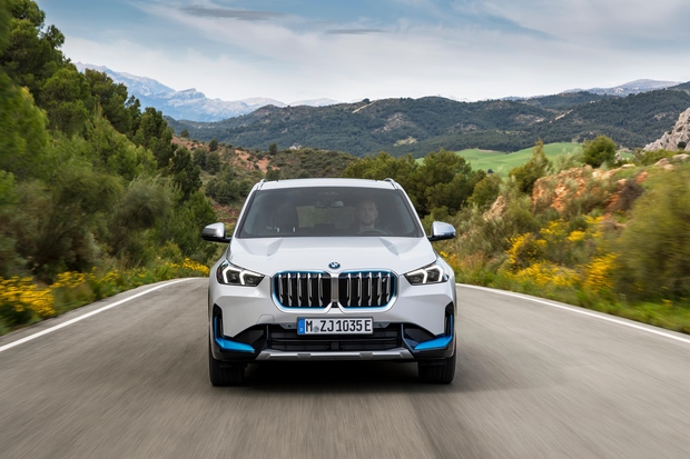 BMW: osem vpoklicev za 12 modelov: okvara zategovalnikov varnostnih pasov, težava z odpiranjem vrat pri bočnem trku, okvara visokonapetostnega baterijskega …