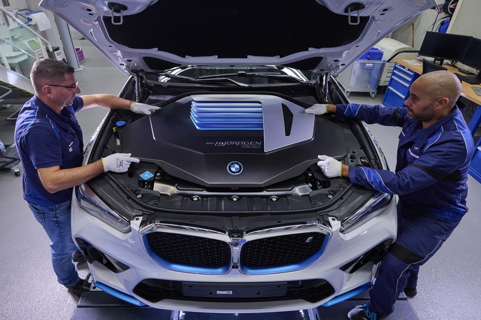 BMW storil naslednji korak z vozili na vodik