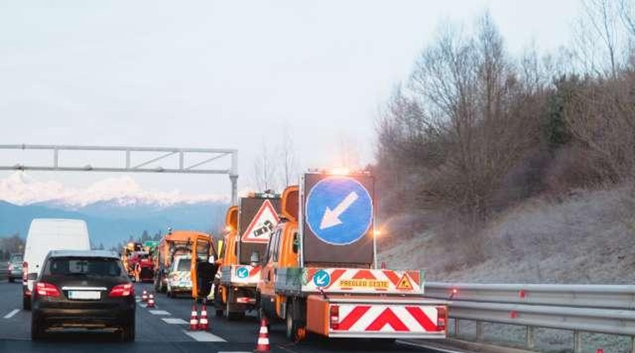 To se zgodi, če ne poskrbite za odstranitev ledu s strehe vozila (foto: STA)