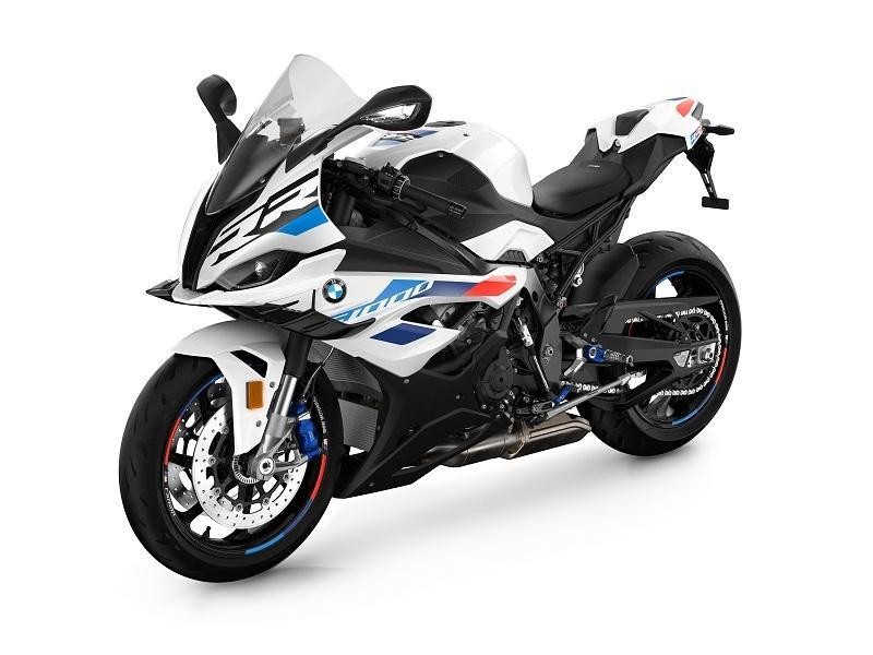 BMW S1000 RR bo v sezono 2023 poleg krilc, ki bodo pri hitrosti 300 kilometrov na uro generirala 10 kilogramov …