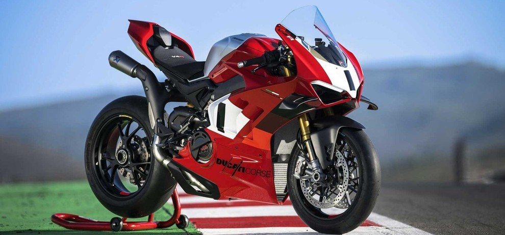 Srce novega Panigala V4 R bo v serijski različici razvilo 218 »konjev«; v paketu, za katerega bo treba doplačati približno …