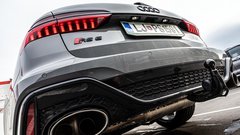 Audi RS6 z Akrapovičevim izpuhom ponuja eno najlepših zvočnih predstav danes. Sliši se razkošno in prefinjeno, a obenem odločno in vznemirljivo, kadar je treba.
