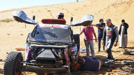 Dakar 2023, šesta etapa: kaos že pred startom, dva Audija udeležena v nesreči, posredoval reševalni helikopter