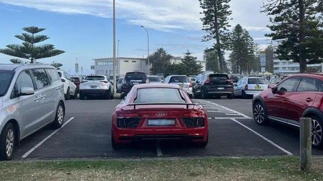 Se strinjate z lastnikom tega strupenega Audija? Pravi, da ima dober razlog, da parkira tako ...