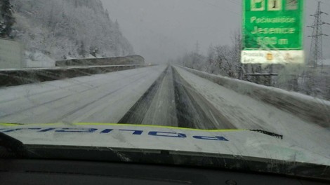 Sneg povzroča nevšečnosti v prometu, preverite, kje vas lahko čaka največ težav