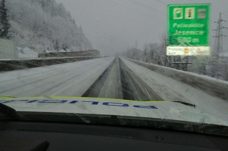 Sneg povzroča nevšečnosti v prometu, preverite, kje vas lahko čaka največ težav (foto: PU Kranj)