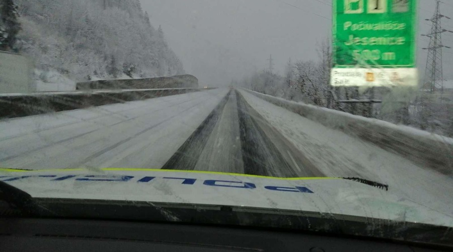 Sneg povzroča nevšečnosti v prometu, preverite, kje vas lahko čaka največ težav (foto: PU Kranj)