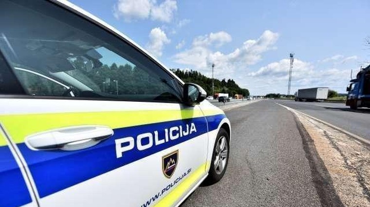 Od danes naprej bo na cestah več policistov (foto: Arhiv AM)