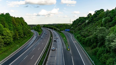 Bodo električna vozila ob špekulacijah o uvedbi omejitev hitrosti na avtocesti omehčala nemškega ministra?