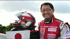 Akio Toyoda velja za viznega navdušenca in odličnega voznika. Tudi sam dirka - pod psevdonimom Morizo.