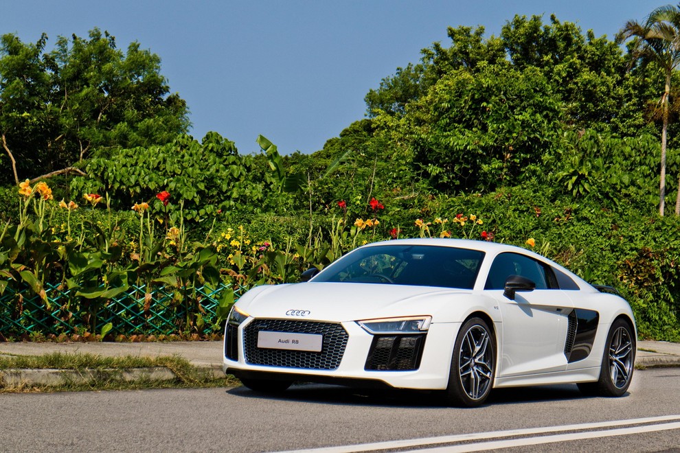 Audi R8 Ja, tudi Kyrie je krvav pod kožo! Fotografi so ga večkrat ujeli za volanom črnega Audija R8, kar …